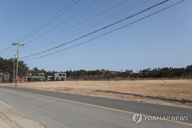 공터에 타운하우스만 '덩그러니'