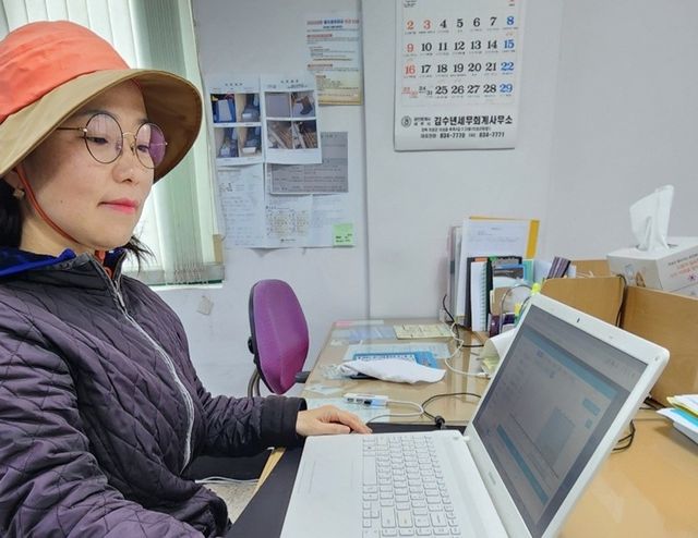 수도 사용량 모니터링 중인 최순연 씨