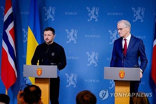 기자회견에서 발언하는 젤렌스키 대통령