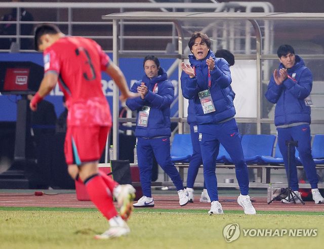 이태석 격려하는 홍명보 감독