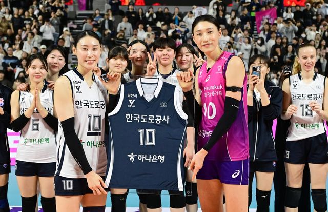 도로공사 배유나와 기념사진 찍은 흥국생명의 김연경(오른쪽) 