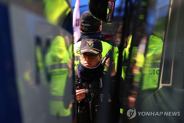 길어지는 헌법 판결, 계속되는 경찰의 피로