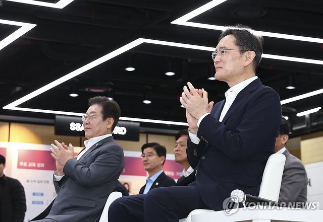 박수치는 이재명 대표와 이재용 회장