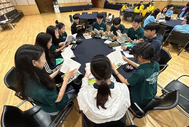 독서하는 학생들