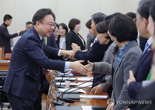 야당 의원들과 악수하는 조규홍 장관