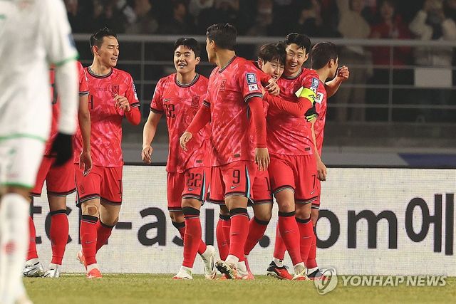 작전지시하는 홍명보 감독