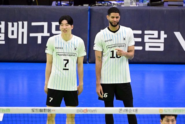 현대캐피탈의 허수봉(왼쪽)과 레오