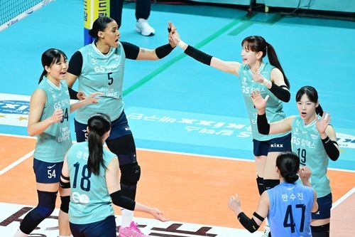 득점 후 기뻐하는 GS칼텍스 선수들