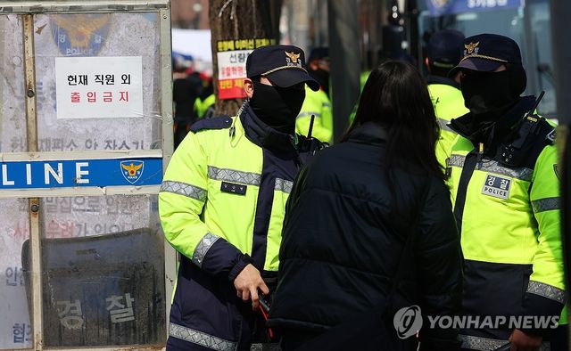 길어지는 헌법 판결, 헌재 주변 통행 안내하는 경찰들