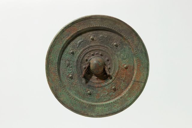 국보 '무령왕릉 청동거울 일괄' 중 일부 