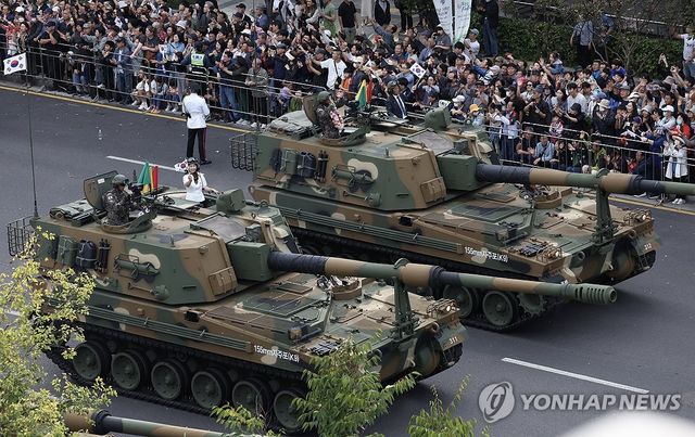 시가행진하는 K-9 자주포