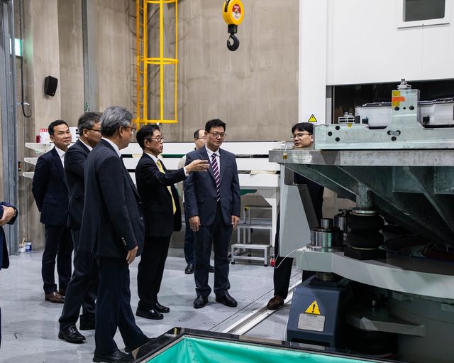 전기차 안전 시험 시설 둘러보는 정용식 이사장