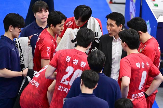 권영민 감독으로부터 작전 지시 듣는 한국전력 선수들