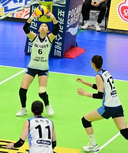 토스하는 기업은행의 세터 천신통(왼쪽 상단)