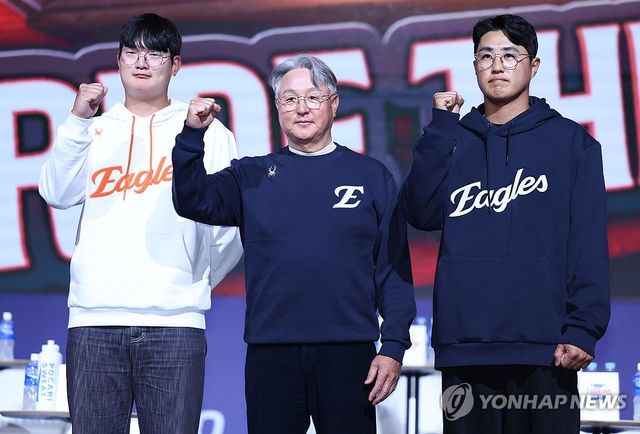 포즈 취하는 한화