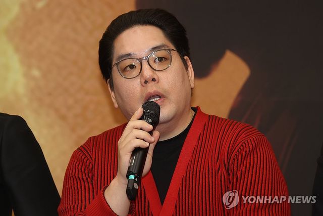 인사말하는 이든 지휘자