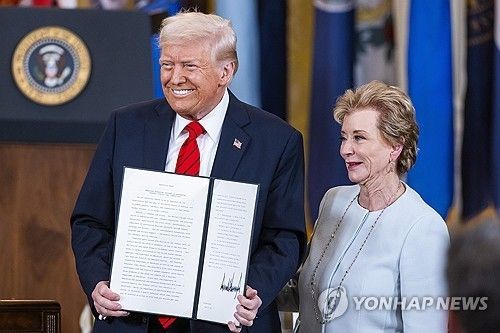 교육부 해체 행정명령 작성한 트럼프와 맥마흔 교육장관 