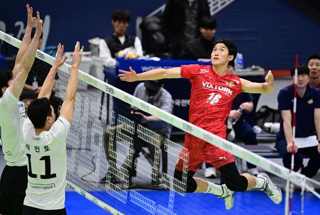 스파이크하는 한국전력의 김동영(오른쪽)