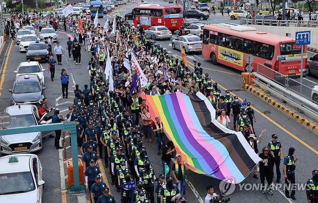 행진하는 퀴어축제 참석자