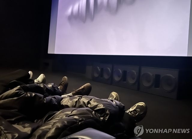 "영화관에서 낮잠을"