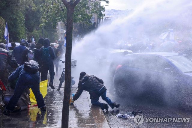 이스라엘 경찰, 반정부 시위대에 물대포