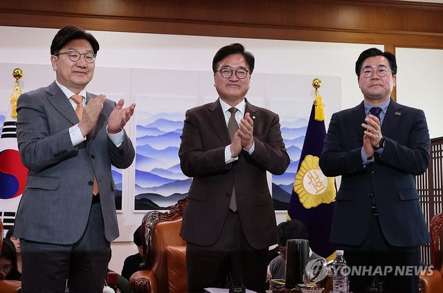 함께 박수치는 우원식 의장과 양당 원내대표