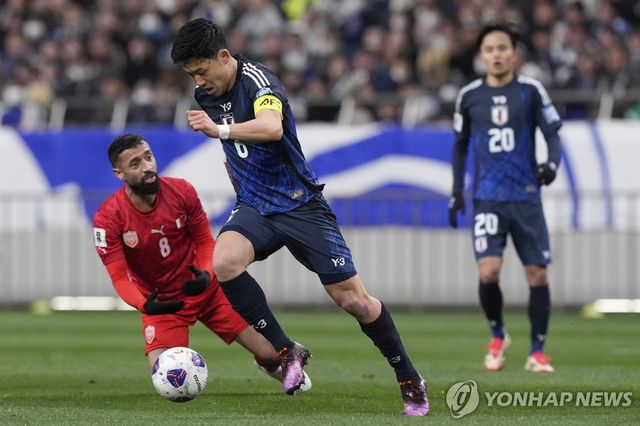 드리블하는 일본 대표팀 엔도 와타루(가운데).