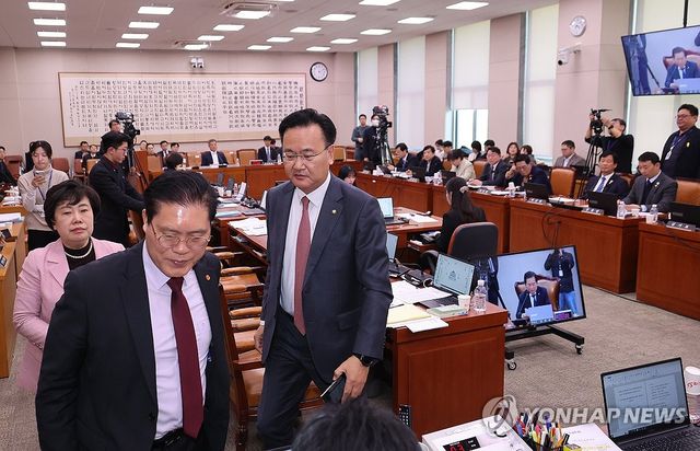 '김건희·마약수사외압' 상설특검 표결전 퇴장하는 여당 의원들