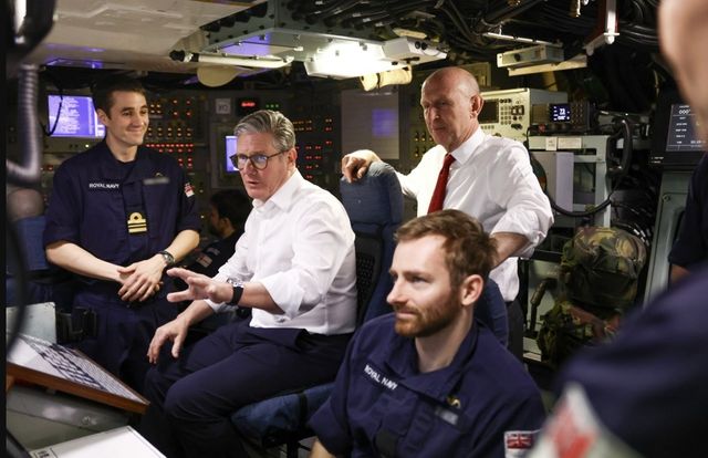 HMS 뱅가드 방문한 영국 총리