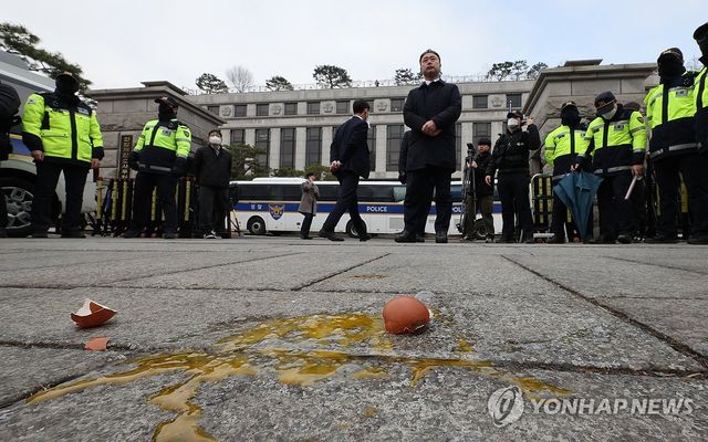 헌법재판소 앞으로 날아온 계란