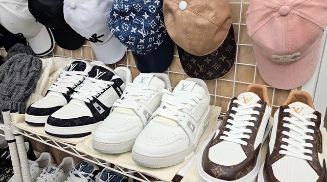 서울 명동서 적발된 위조상품(모자·신발)