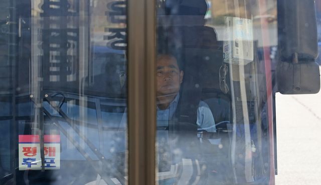 탑승객 기다리는 버스 기사 김종만씨