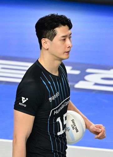 만감이 교차한 표정으로 코트를 응시하는 문성민