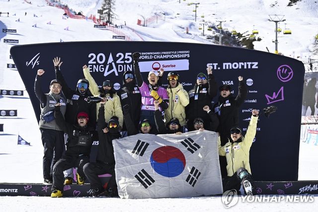 동메달 획득 후 시상대에서 포즈를 취한 한국 대표팀 선수단.
