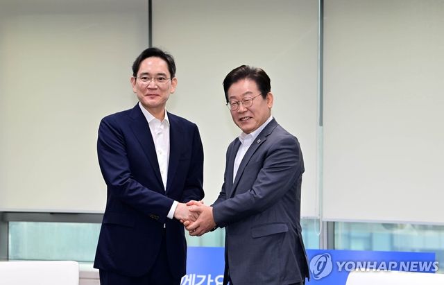 악수하는 이재명 대표와 이재용 회장