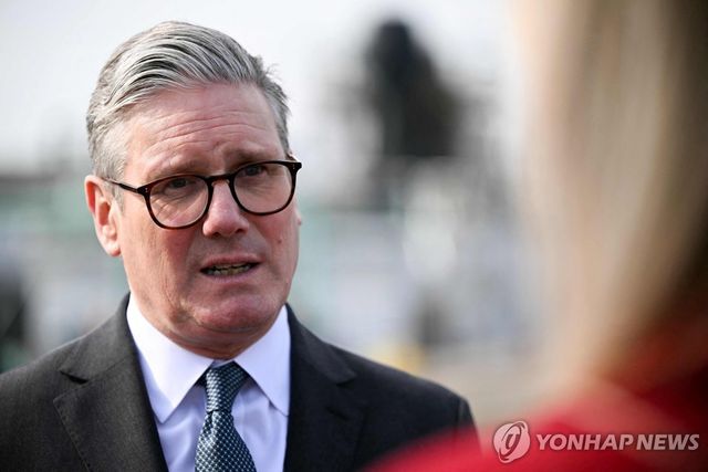 20일(현지시간) 잠수함 건조 시설 방문한 스타머 총리