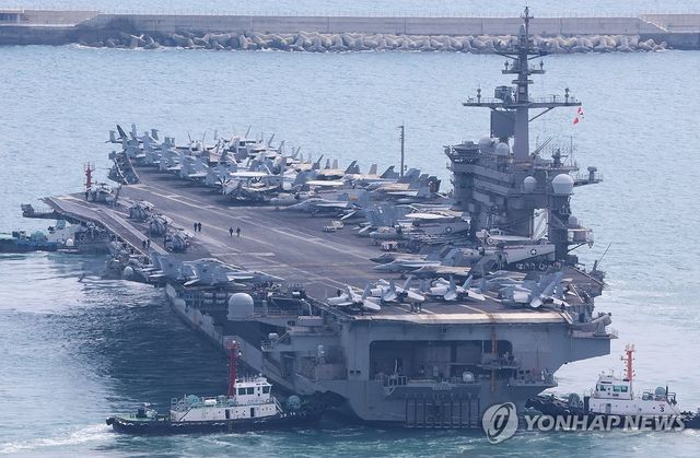 부산작전기지 출항하는 칼빈슨함