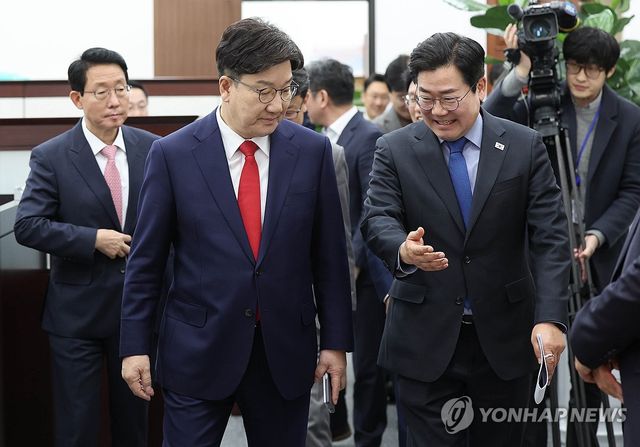 원내대표 회동 참석하는 권성동-박찬대