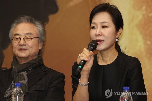 인사말하는 박혜진 예술감독