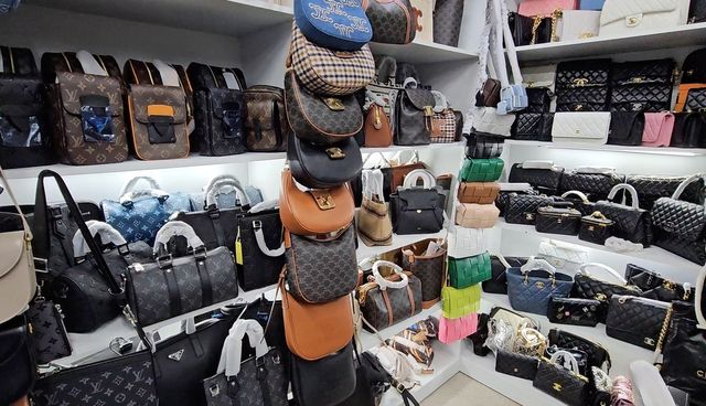 서울 명동서 적발된 위조상품(가방)