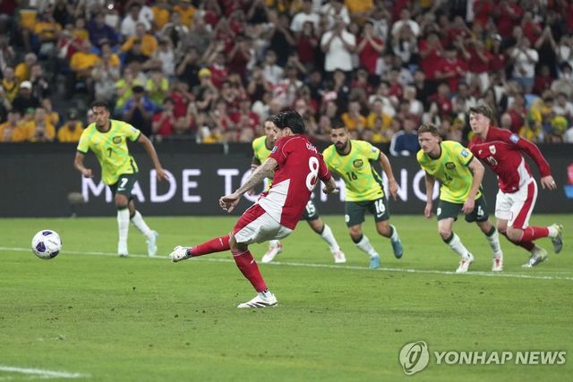 인도네시아 케빈 딕스의 페널티킥 장면.