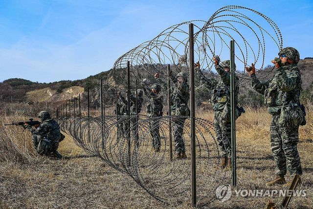 FS 기간 진행된 해병대 6여단의 장애물 설치훈련