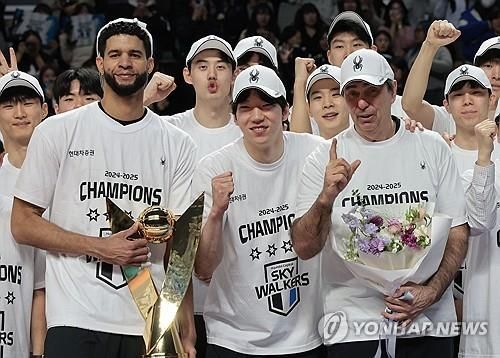 정규리그 1위 확정 후 기념사진 찍은 현대캐피탈 선수단