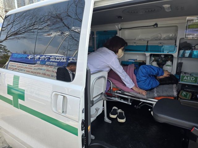 병원으로 이송되는 최서연 더민주전북혁신회의 상임위원