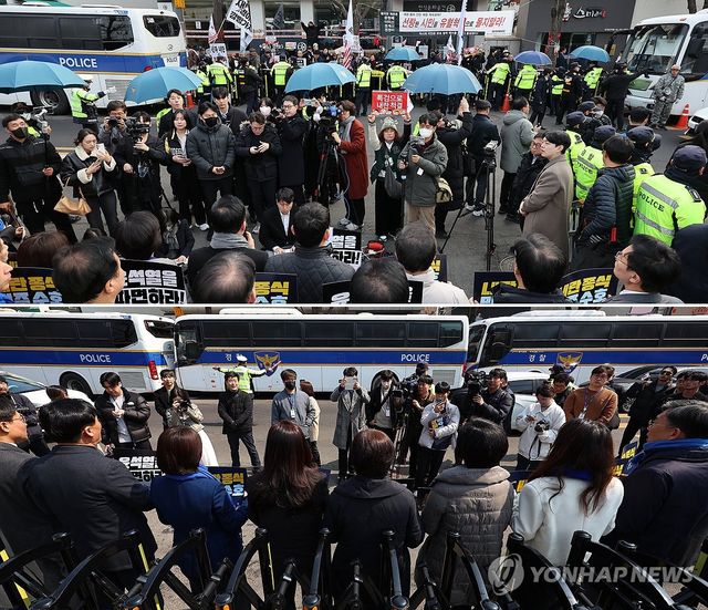 헌재 맞은편도 경찰 차벽 설치