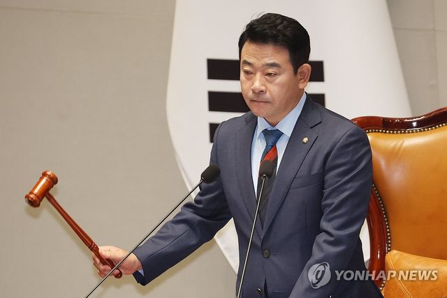 의사봉 두드리는 박정 예결위원장