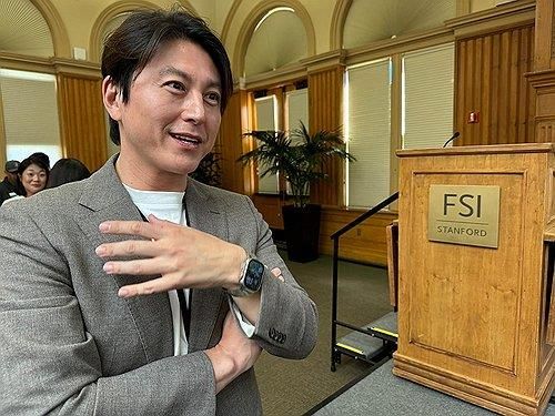 인터뷰하는 배우 류수영