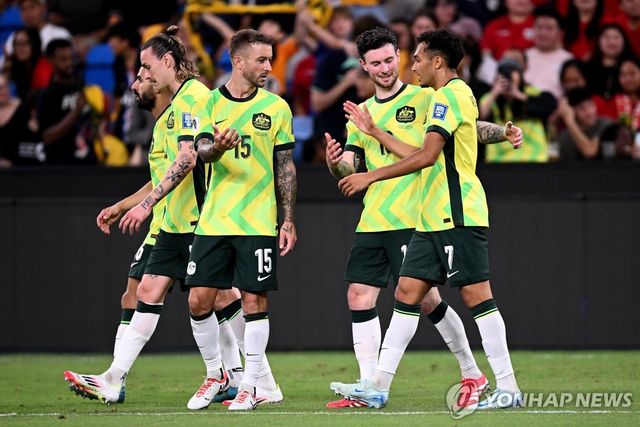 니샨 벨루필레이(7번)의 득점 후 기쁨을 나누는 호주 선수들.