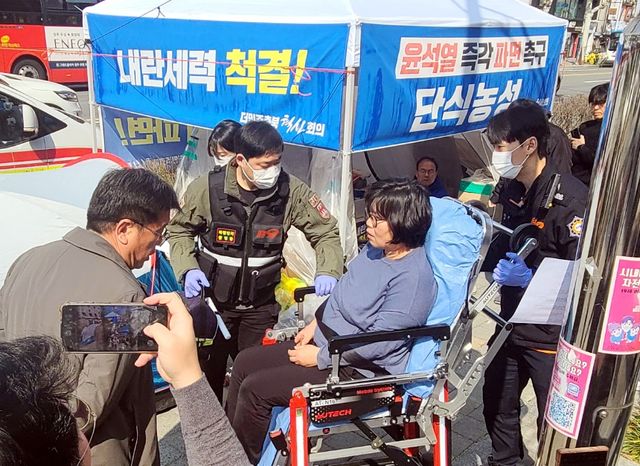 단식농성 중 이송되는 민주당 당직자