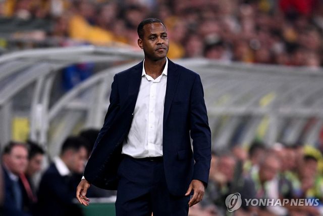 호주전 지휘하는 파트릭 클라위버르트 인도네시아 축구대표팀 감독.